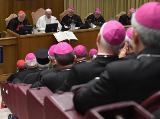 Paus Fransiskus  berbicara kepada para anggota Konferensi Waligereja Italia pada saat dimulainya Sidang Umum mereka  (Vatican Media) 
