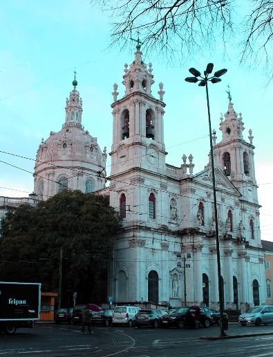 Basilika Estrela di Lisbon, Portugal, yang selesai dibangun tahun 1790, adalah gereja pertama di dunia yang didedikasikan untuk Hati Kudus Yesus