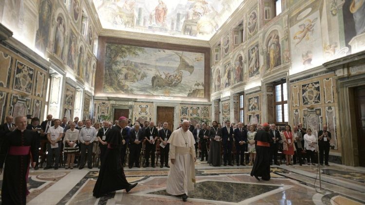 Paus Fransiskus menemui para kapelan dan relawan Kerasulan Stella Maris (Vatican Media)