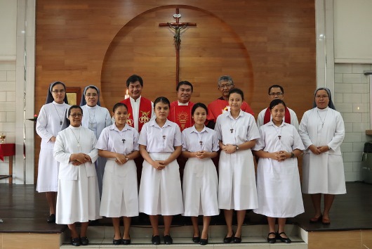 Lima postulan bergambar bersama Suster Provinsial, dewan pimpinan Kongregasi SFIC dan para imam konselebran (PEN@ Katolik/sms)
