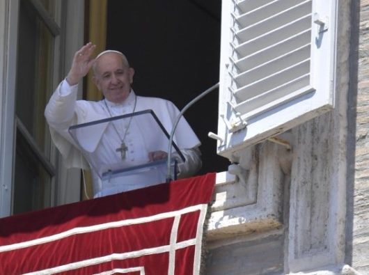 Paus melambaikan tangan kepada para peziarah di Lapangan Santo Petrus dalam  Angelus (Vatican Media)