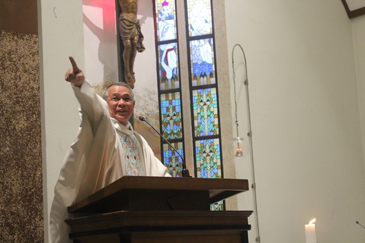 Pastor Nantes membawakan homili (PEN@ Katolik/pcp)