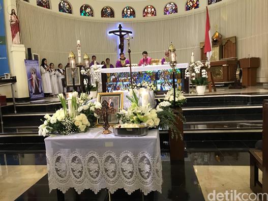 Misa Requiem Cosmas Batubara di Gereja Theresia Menteng Jakarta (Foto detikcom)