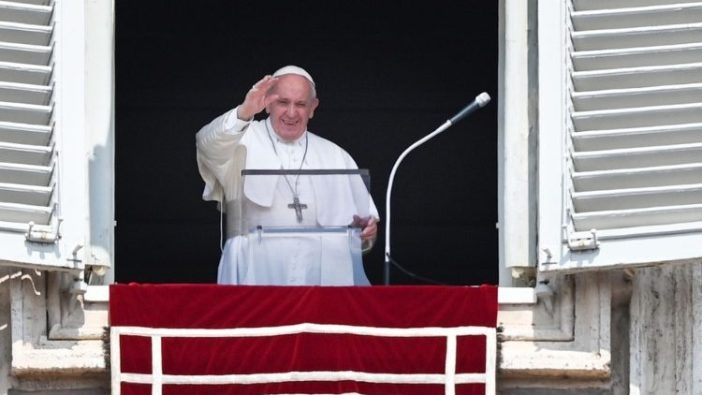 Paus Fransiskus tersenyum dan melambaikan tangan kepada umat beriman dalam sambutan  Angelus