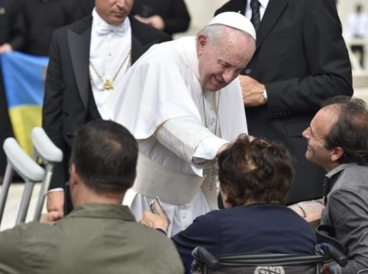 Paus memberkati para peziarah dalam Audiensi Umum (Vatican Media)