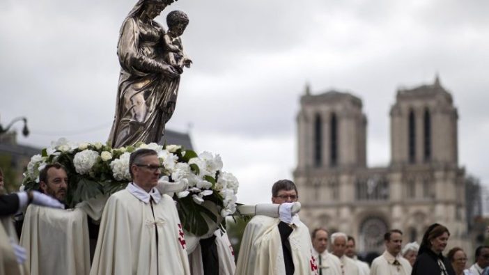 Prosesi Pesta Maria Diangkat ke Surga di Paris (ANSA)