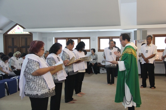 Empat novis baru menerima skapular, pin, dan buku Pedoman Dominikan (PEN@ Katolik/soni)