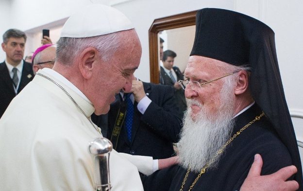 Paus Fransiskus dan  Patriark Bartholomeus berpelukan di Tanah Suci, Mei 2014 (Vatican News)