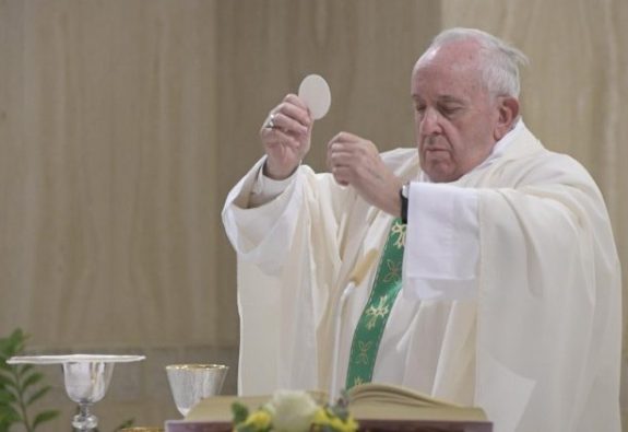 Paus Fransiskus merayakan Misa di Casa Santa Marta   (Vatican Media) 
