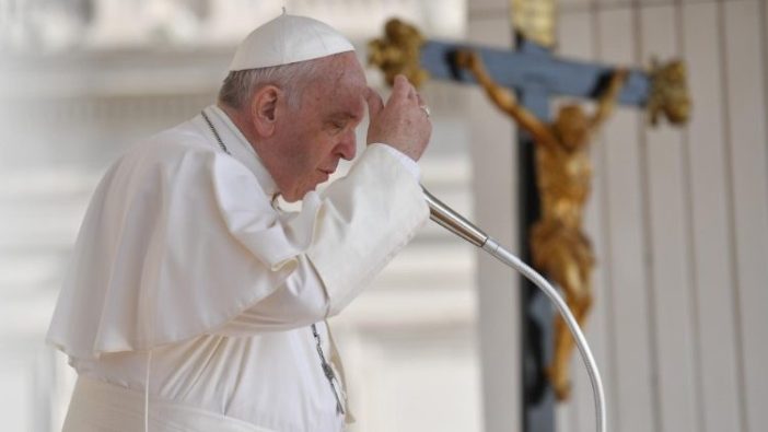 Paus Fransiskus membuat tanda salib dalam Audiensi Umum (Vatican Media)
