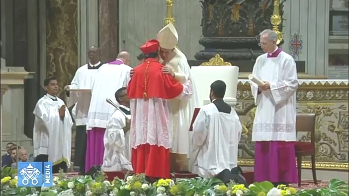 Paus Fransiskus dan Ignatius Kardinal Suharyo berangkulan (Tangkapan Layar PEN@ Katolik)