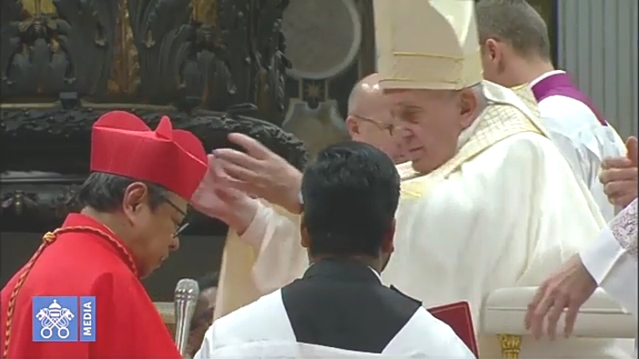 Paus Fransiskus memasangkan 'topi merah' di kepala Ignatius Kardinal Suharyo (Tangkapan Layar PEN@ Katolik) 