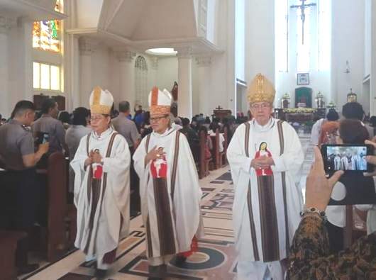 Kardinal Suharyo didampingi Uskup Manado Mgr Rolly Untu MSC serta Uskup Emeritis Josef Suwatan MSC/SP