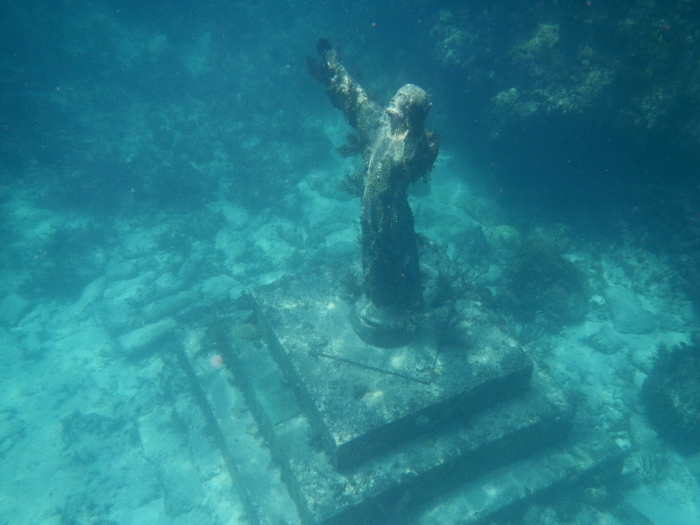 Patung Yesus di bawah permukaan Laut Mediterania (Foto Serge Melki/Wikipedia/CC BY 2.0