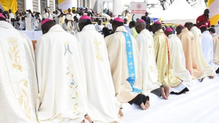 Uskup-Uskup Kenya datang dan berdoa dalam hening di depan altar tanpa mengenakan alas kaki Anti Korupsi