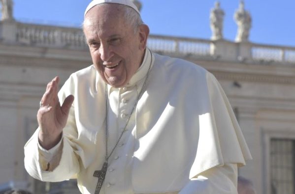 Paus Fransiskus melambaikan tangan kepada umat di Lapangan Santo Petrus (Vatican Media)