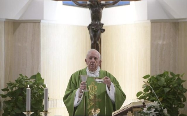 Paus Fransiskus dalam  Nusa di Casa Santa Marta, Vatikan, 8 Oktober 2019.  (Vatican Media) 
