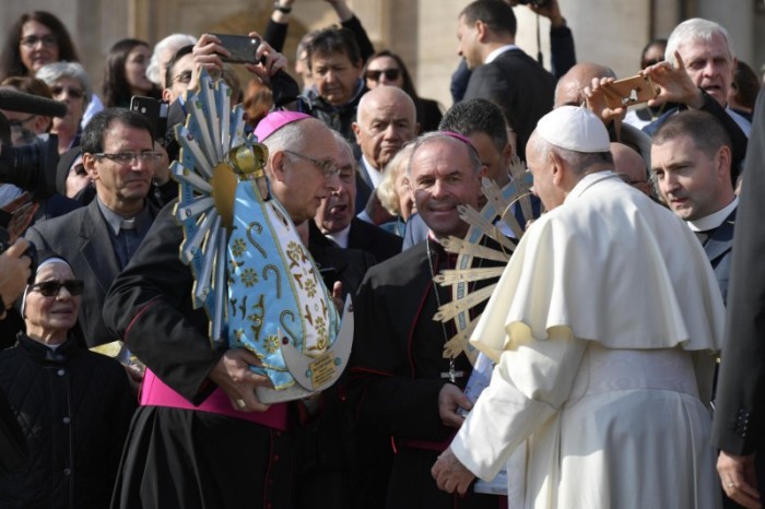 Paus memberkati dua replika Patung Banda Maria dari Lujan. (Foto: Zenit)