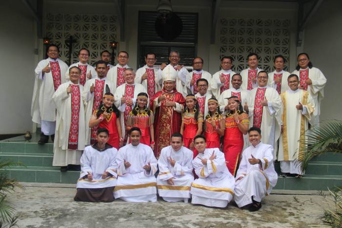 Mgr Agus bergambar bersama para imam dan petugas liturgi dalam Misa HUT di Seminari Interdiosesan Pontianak