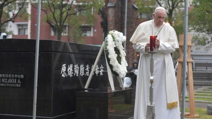 Paus Fransiskus menyalakan lilin doa di lokasi pemboman nuklir Nagasaki (Vatican Media)