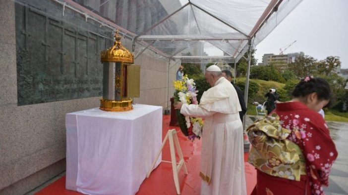 Paus meletakkan karangan bunga di Monumen Para Martir Nagasaki