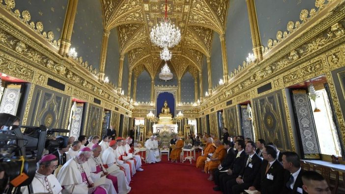 Suasana pertemuan di Kuil Wat Ratchabophit Sathit Maha Simaram, Bangkok (Vatican Media)