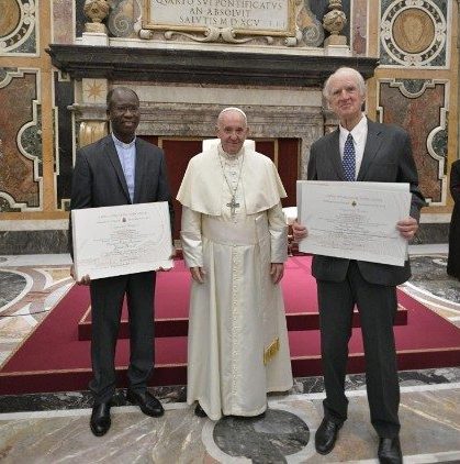 Pastor Paul Béré SJ (kiri) dan Charles Margrave Taylor (kanan) bersama Paus Fransiskus (Vatican Media)