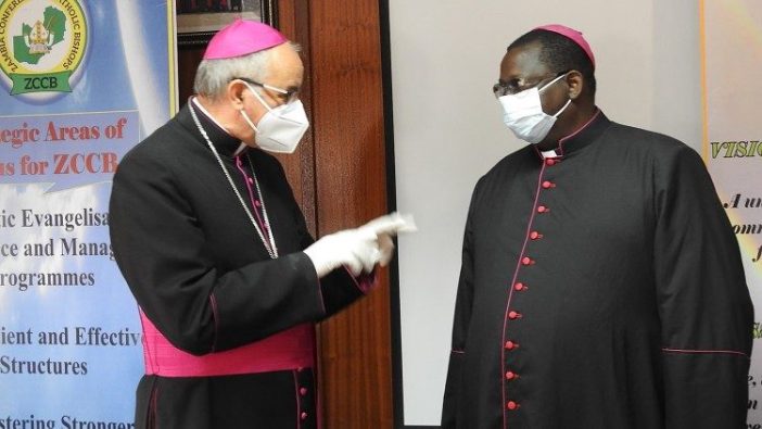 Duta Vatikan untuk  Zambia and Malawi Uskup Agung Gianfranco Gallone bersama Uskup Monze Mgr Moses Hamungole