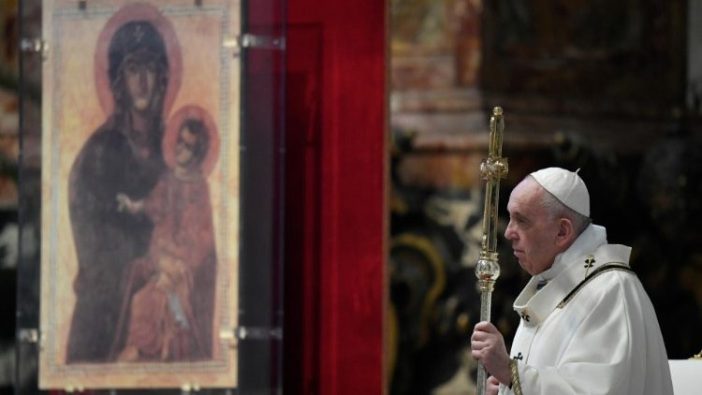 Paus Fransiskus di depan gambar Maria, Salus Populi Romani (Vatican Media)