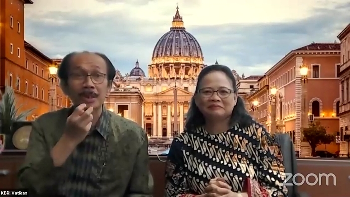 Dubes Sriyono sedang menjelaskan bahwa Paus Fransiskus masih ingin berkunjung ke Indonesia @ KBRI ungtuk Tahta Suci Vatikan 