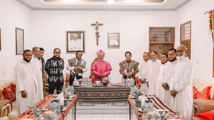 Kunjungan Menkopolhukam Mahfud MD bersama Mendagri Tito Karnavian ke Istana Keuskupan Atambua (@Instagram mohmahfudmd)