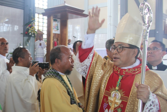 Mgr Siprianus Hormat ketika memberikan berkat perdana di hari tahbisannya sebagai uskup (PEN@ Katolik/pcp)