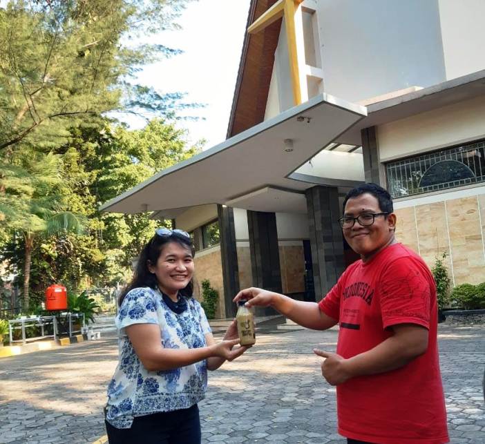Pastor Eduardus Didik Chahyono SJ membeli produk minuman secara online Penjual lalu mengirimnya ke alamat pastor (PEN@ Katolik/lat)