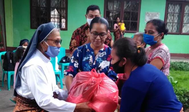 Ketua Divisi Perempuan TRUK Flores Suster  Eustochia Monika Nata, SSpS menyerahkan bantuan benang kepada ibu penenun (PEN@ Katolik/yf)