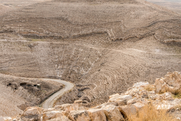 Bukit batu mengelilingi Machaerus serta jalan menuju Benteng Machaerus (Jeffrey Bruno/Aleteia)