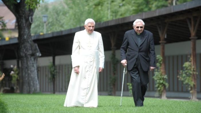 Paus emeritus Benediktus XVI bersama kakaknya George (Vatican Media)