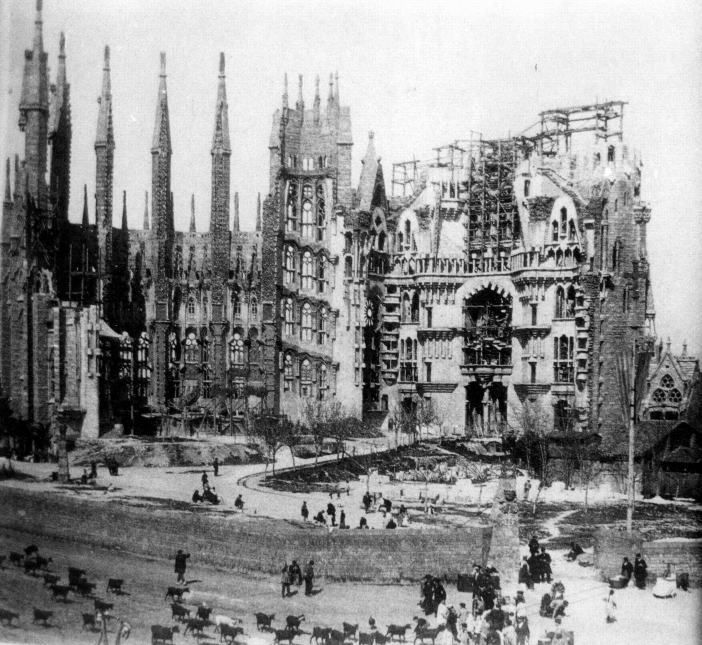 Templo Expiatorio de la Sagrada Familia  Sagrada Familia hampir hancur dalam Perang Saudara Spanyol. 