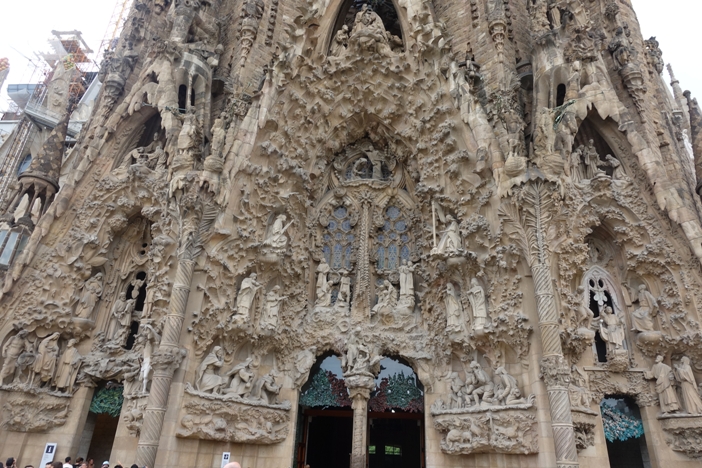 Joseolgon The Sagrada Familia berutang warna seperti pasir ikonik untuk batu-batu dari gunung Montjuic. 