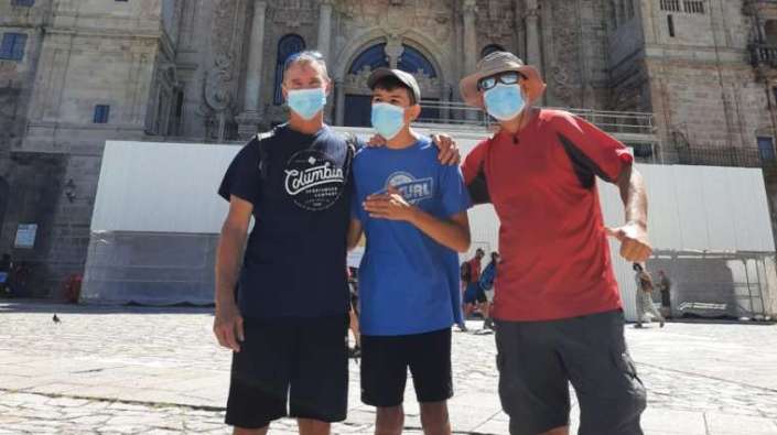 Álvaro Calvente (tengah) tiba di Santiago de Compostela 13 Juli 2020 Foto diambil dari  Twitter @CaminodeAlvaro 