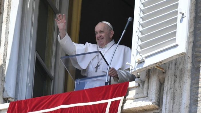 Paus Fransiskus menyalami umat dari jendela Istana Apostolik pada Angelus  9 Agustus 2020 (Media Vatican)