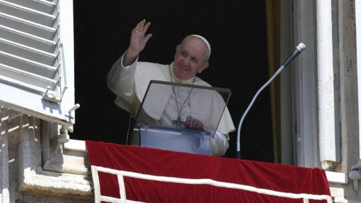 Paus Fransiskus melambaikan tangan dari jendela Istana Apostolik Vatikan (Vatican Media)
