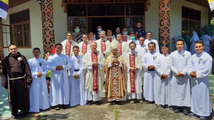 Para frater yang siap menjalankan pelayanan pastoral bergambar bersama Uskup Agung Pontianak serta para imam pembina mereka (PEN@ Katolik/samuel)