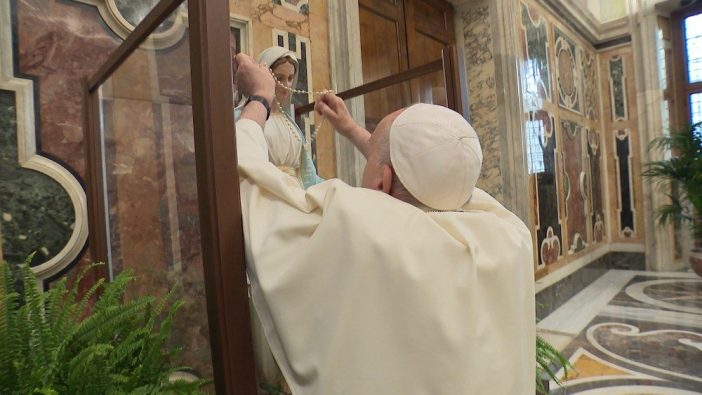 Paus Fransiskus memberkati dan mengalungkan Rosario pada patung Bunda Maria Yang Dikandung Tanpa Noda 