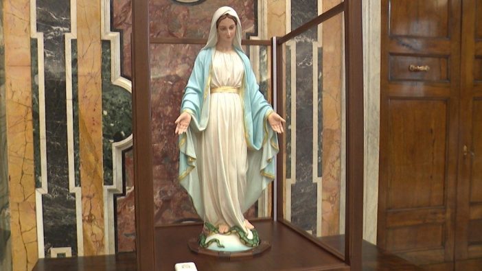 Patung Bunda Maria Yang Dikandung Tanpa Noda yang dibawa oleh kelompok Vinsensian kepada Paus dalam ziarah