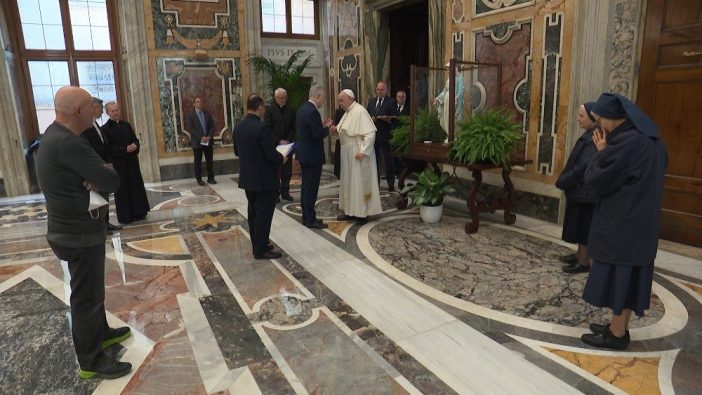 Paus Fransiskus bercakap-cakap degan kelompok Vinsensian yang membawa patung Bunda Maria Yang Dikandung Tanpa Noda kepadanya 