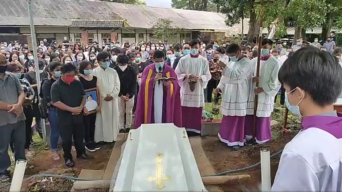 Pastor Fion dimakamkam di Pemakaman Para Imam di Kompleks Seminari Menengah Kakaskasen (scrrenshot/pcp)