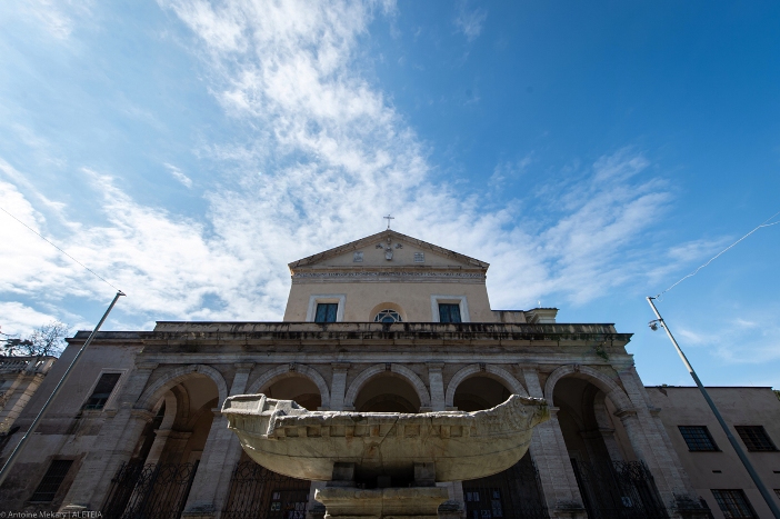 Basilika Santa Maria di Domnica disebut "alla Navicella" karena patung Romawi kuno, yang sekarang diubah menjadi air mancur, dalam bentuk kapal kecil (“navicella” adalah bahasa Latin untuk “vavis” atau “kapal” yang kecil) di alun-alun di depan gereja. © Antoine Mekary | ALETEIA 