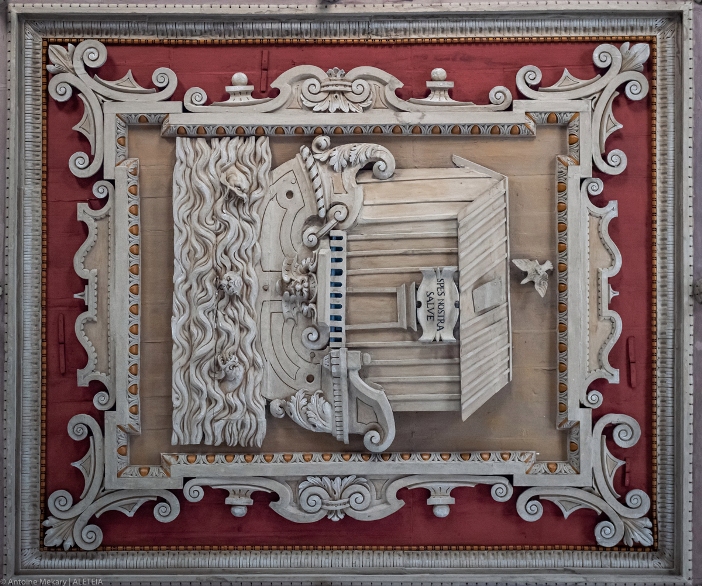 Basilika Santa Maria di Domnica (detail dari langit-langit berpanel). Dua panel sangat terbesar menggemakan tema kapal (atau Tabut), mengacu pada Perawan Maria Yang Terberkati, "Tabut Perjanjian," dan Gereja. © Antoine Mekary | ALETEIA 
