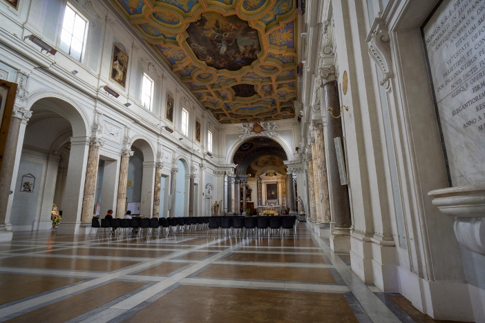 Basilika Santa Anastasia (interior) © Massimo Salesi | Shutterstock 