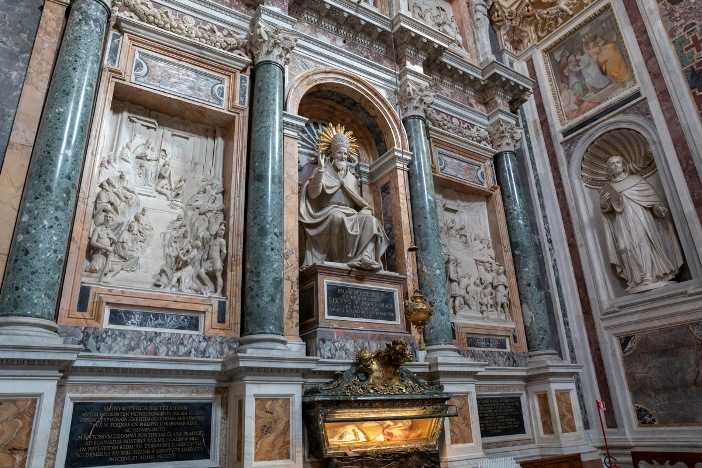 Makam Santo Paus Pius V di Basilika Santa Maria Maggiore  © Evgenii Iaroshevskii | Shutterst 